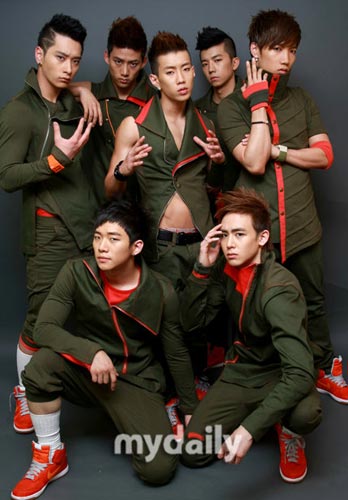 韓國(guó)2PM組合最新動(dòng)態(tài)，小巷音樂(lè)風(fēng)暴與隱藏小店探秘