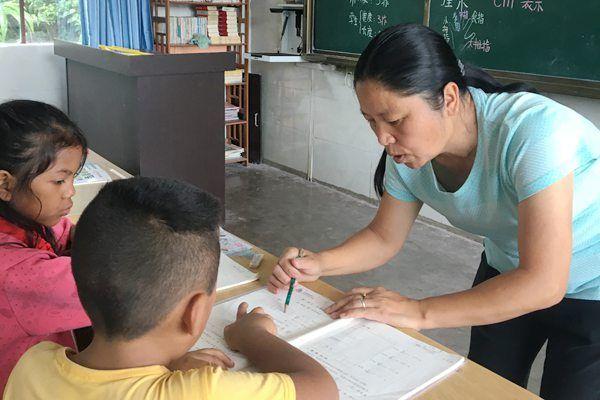 張老師，教育領(lǐng)域的璀璨新星閃耀教育界的光輝典范