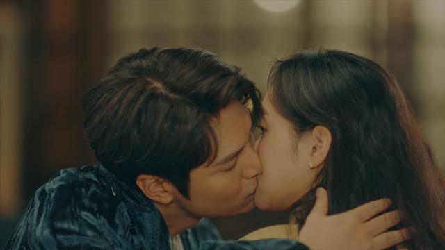 最新吻戲心動(dòng)瞬間，甜蜜愛情誓言的每一吻！