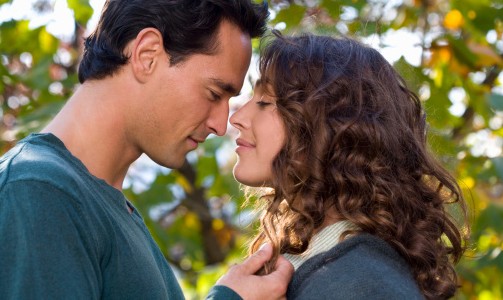 時代變遷下的新型親吻，情感表達(dá)的新方式