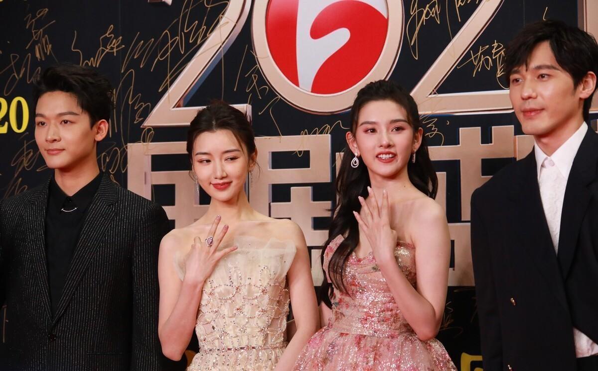 從陰影走向星光，自信力量引領(lǐng)下的黑皮膚女明星成長(zhǎng)之路