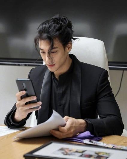 張演員男的舞臺(tái)與熒屏之旅，學(xué)習(xí)成長(zhǎng)與自信光芒的展現(xiàn)