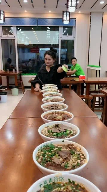 智能面食競技盛宴，全新科技引領吃面條比賽風潮！