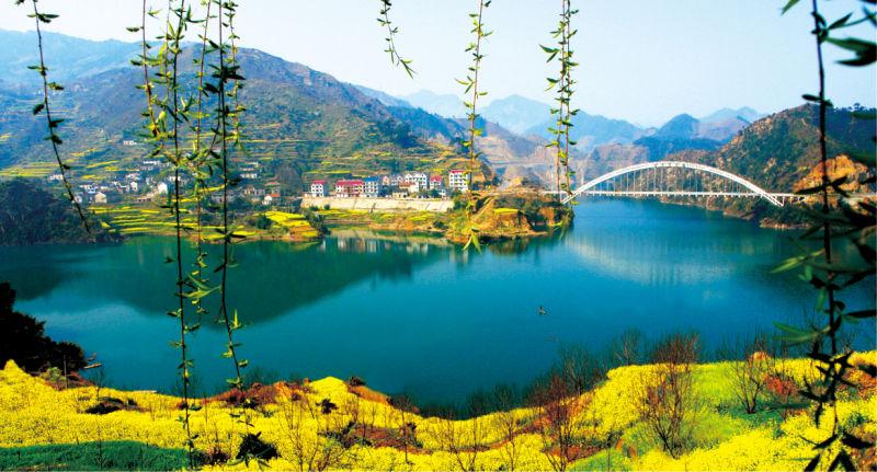 現(xiàn)代洋樓風采下的獨特小店探索