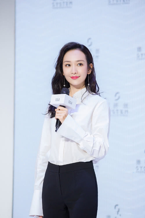 王鷗明星大偵探造型，自然美景中的心靈探索之旅