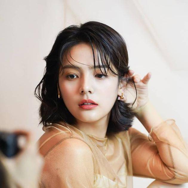 韓國年輕女演員引領(lǐng)科技潮流，未來高科技產(chǎn)品的魅力展示