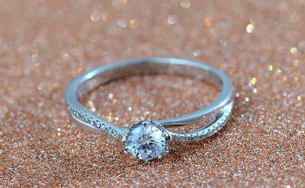 小巷深處的珠寶秘境之旅，探尋結(jié)婚鉆戒的價(jià)格