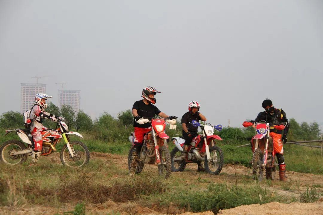 越野摩托車比賽，小巷中的熱血激情與神秘探險(xiǎn)之旅