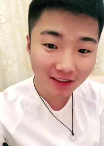 白小白最新時尚活力照片曝光，捕捉魅力瞬間