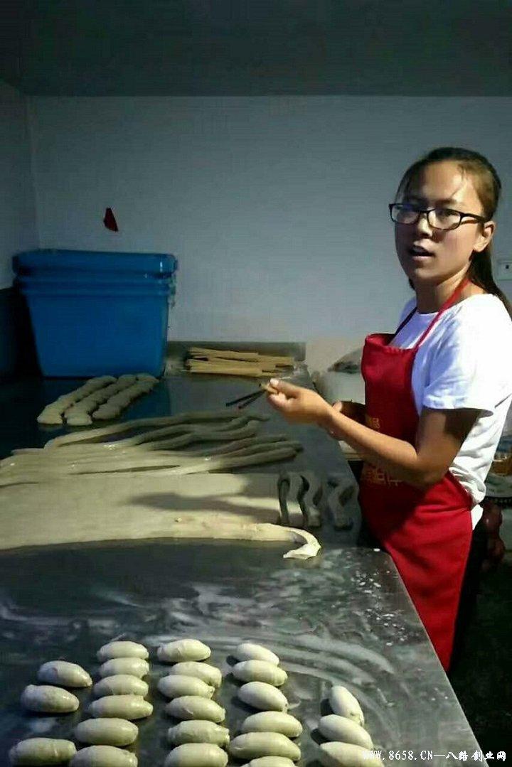 革新烘焙工藝，引領(lǐng)行業(yè)新潮流，最新烤面筋機(jī)亮相！
