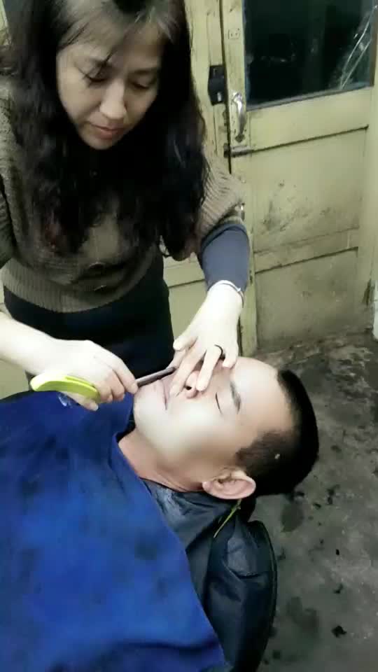 女人刮臉最新視頻，時(shí)尚美容新趨勢(shì)揭秘