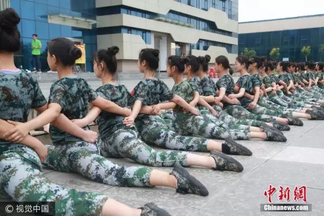 獨(dú)家揭秘，探索小巷深處的軍訓(xùn)新風(fēng)尚——2025軍訓(xùn)最新視頻亮相！