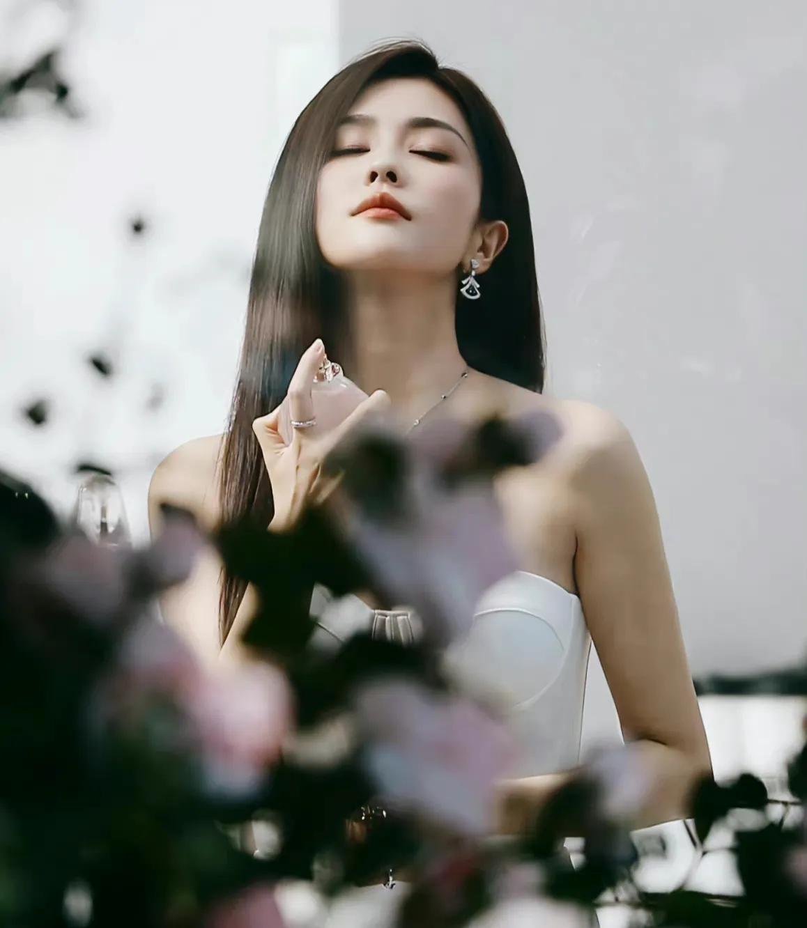 劉雯最新壁紙，時(shí)尚魅力的完美展現(xiàn)