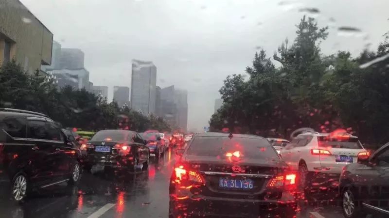 成都暴雨下的驚喜探索，小巷特色小店